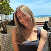 Joven estudiante universitaria da clases de refuerzo escolar e idiomas como catalán o inglés. Alto nivel de inglés